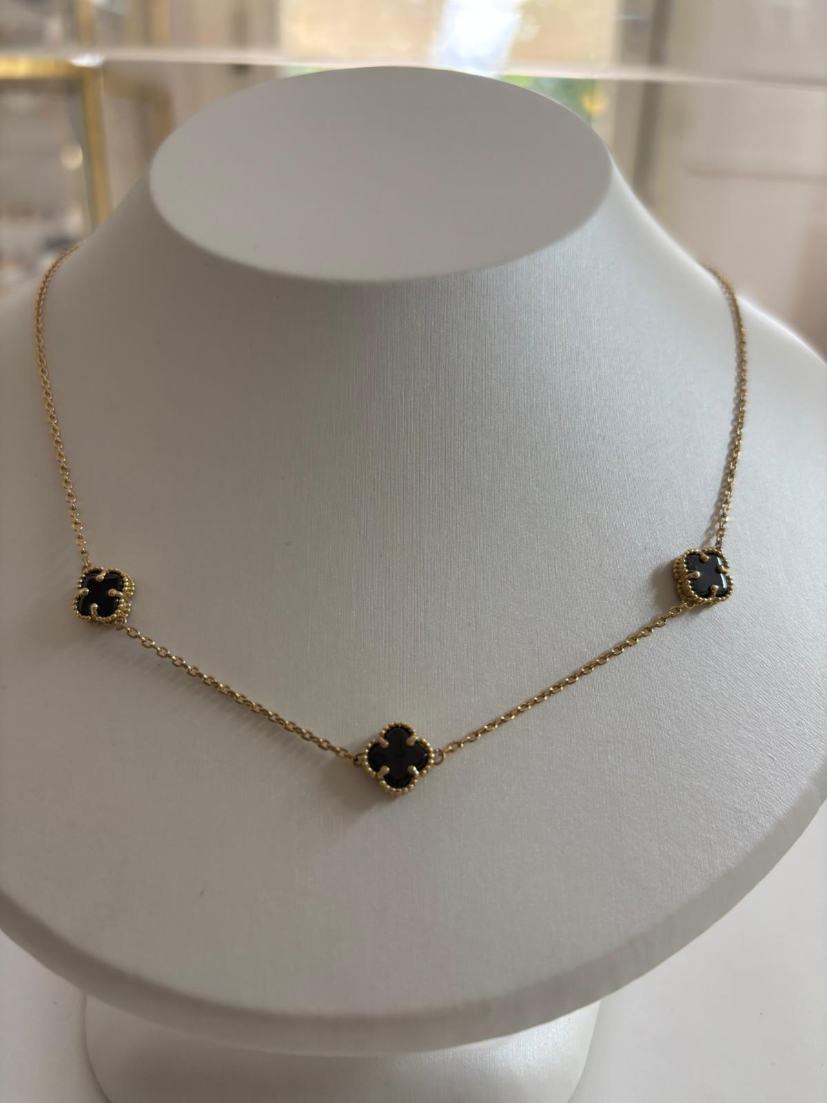 שרשרת זהב צהוב 14K משובצת 3 תלתני "מזל" בשחור קלאסי