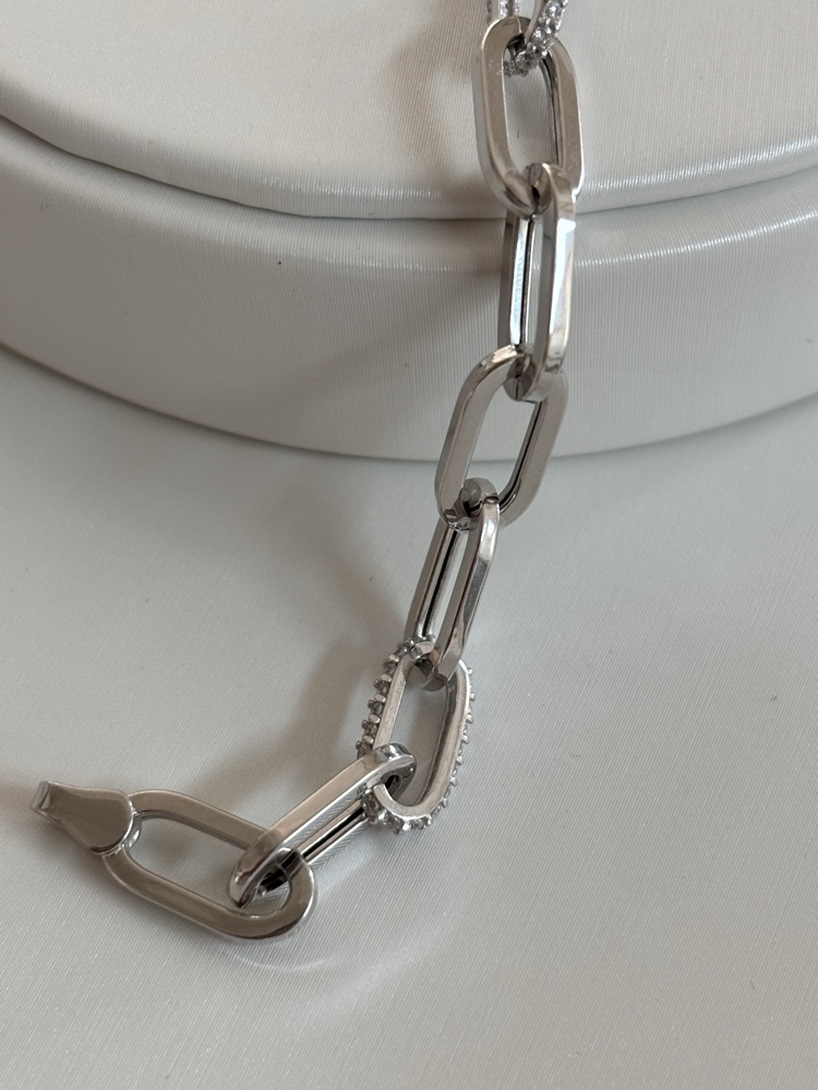 צמיד זהב לבן 14K בעיצוב חוליות פייפרקליפ ושיבוץ אבנים יוקרתי