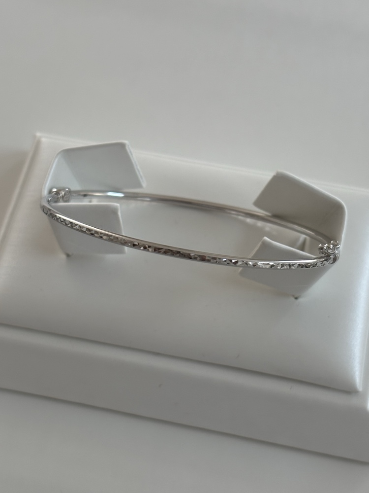 צמיד זהב לבן 14K קשיח בעיטור חיתוכי לייזר מנצנץ