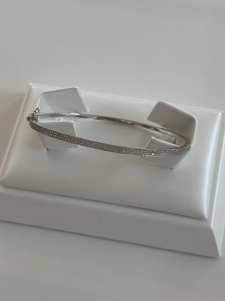 צמיד זהב לבן 14K קשיח משובץ אבנים בעיצוב דק ויוקרתי