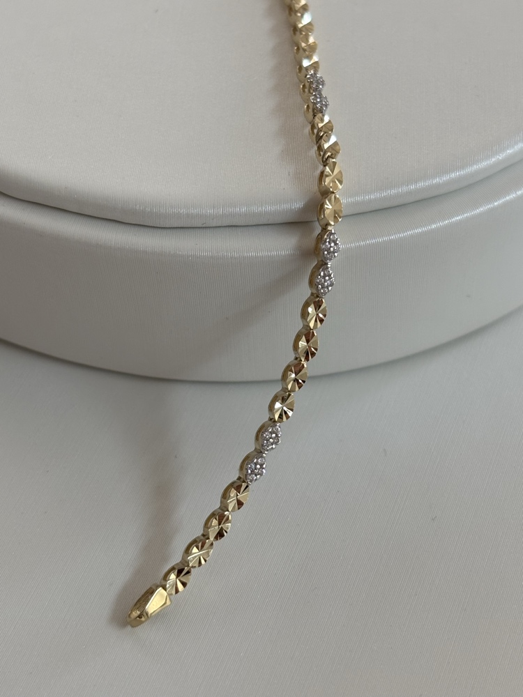 צמיד זהב צהוב 14K בעיטור חיתוכי לייזר ושיבוץ אבנים