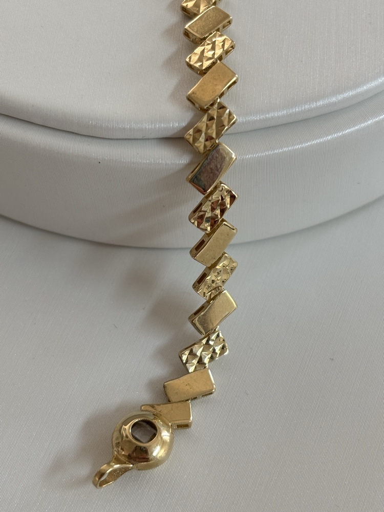 צמיד זהב צהוב 14K חוליות מלבניות בעיטור חיתוכי לייזר וגימור מבריק