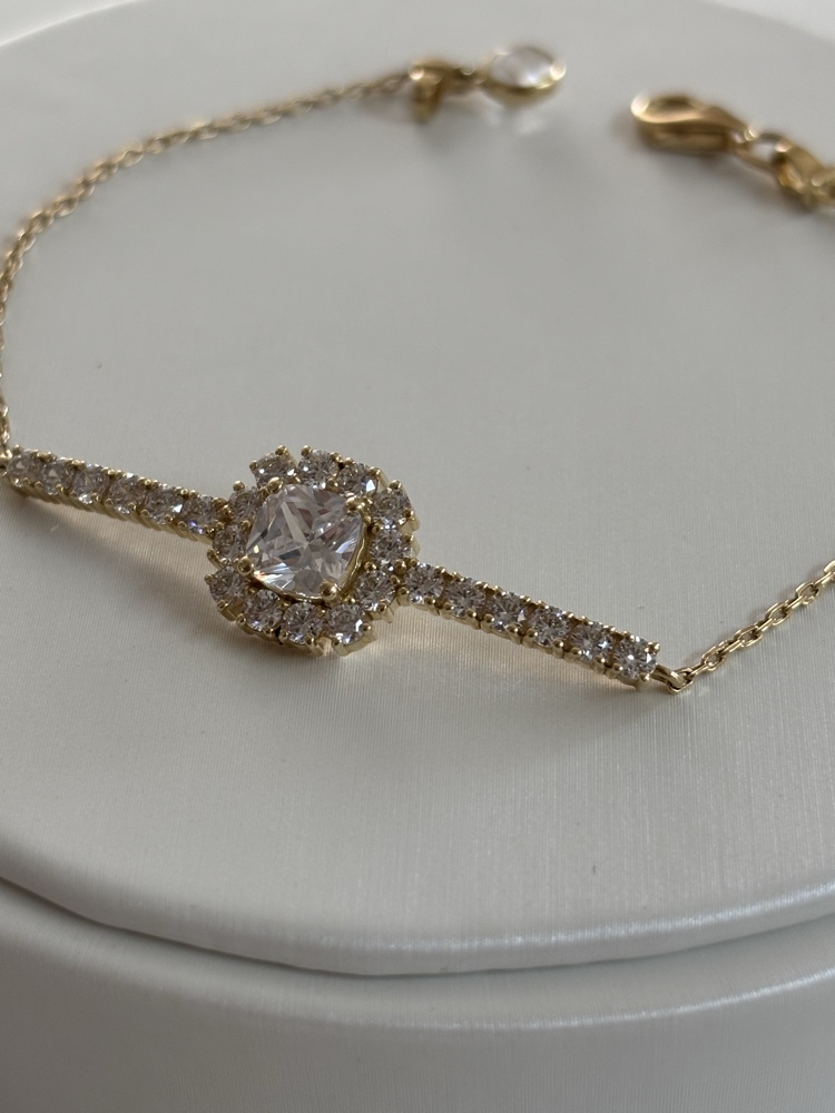 צמיד זהב צהוב 14K יוקרתי בעיצוב הילה ושיבוץ אבנים2