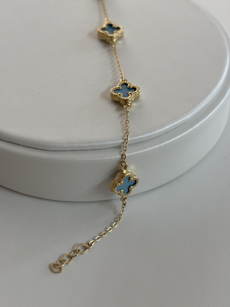 צמיד זהב צהוב 14K משובץ 5 אלמנטים של תלתני מזל בכחול עמוק