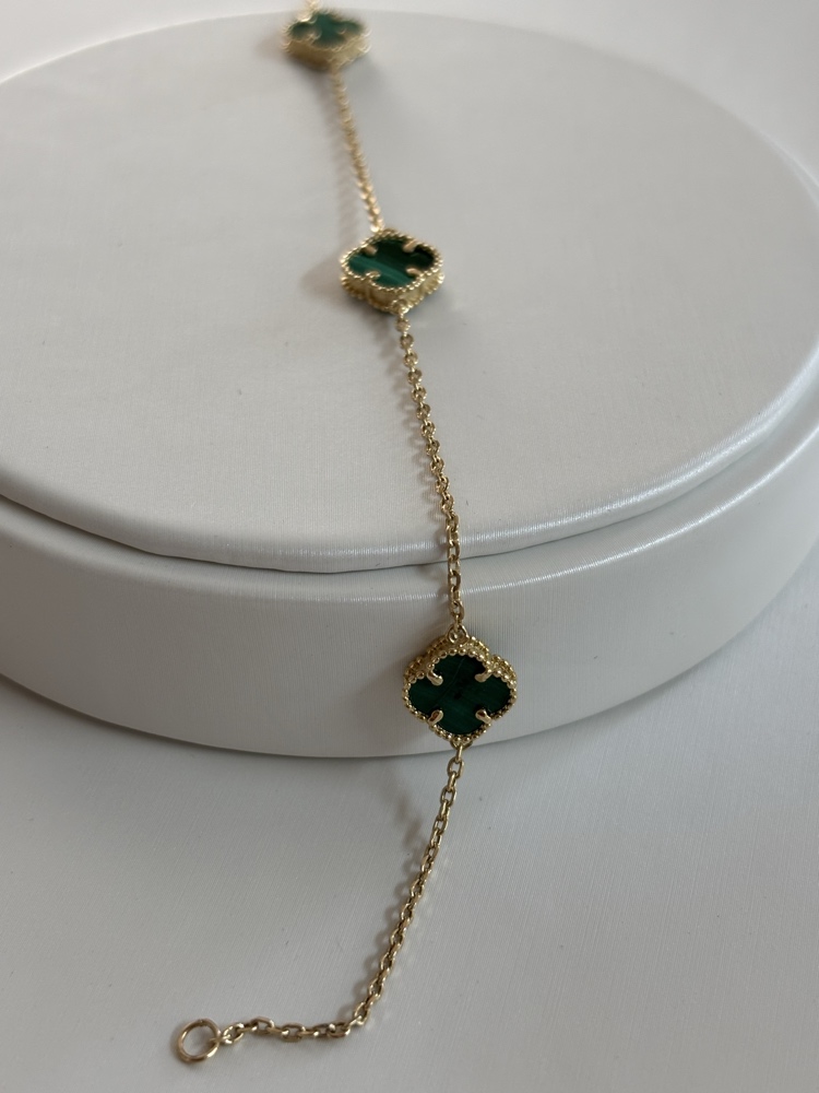 צמיד זהב צהוב 14K משובץ 3 תלתני מזל בירוק עמוק