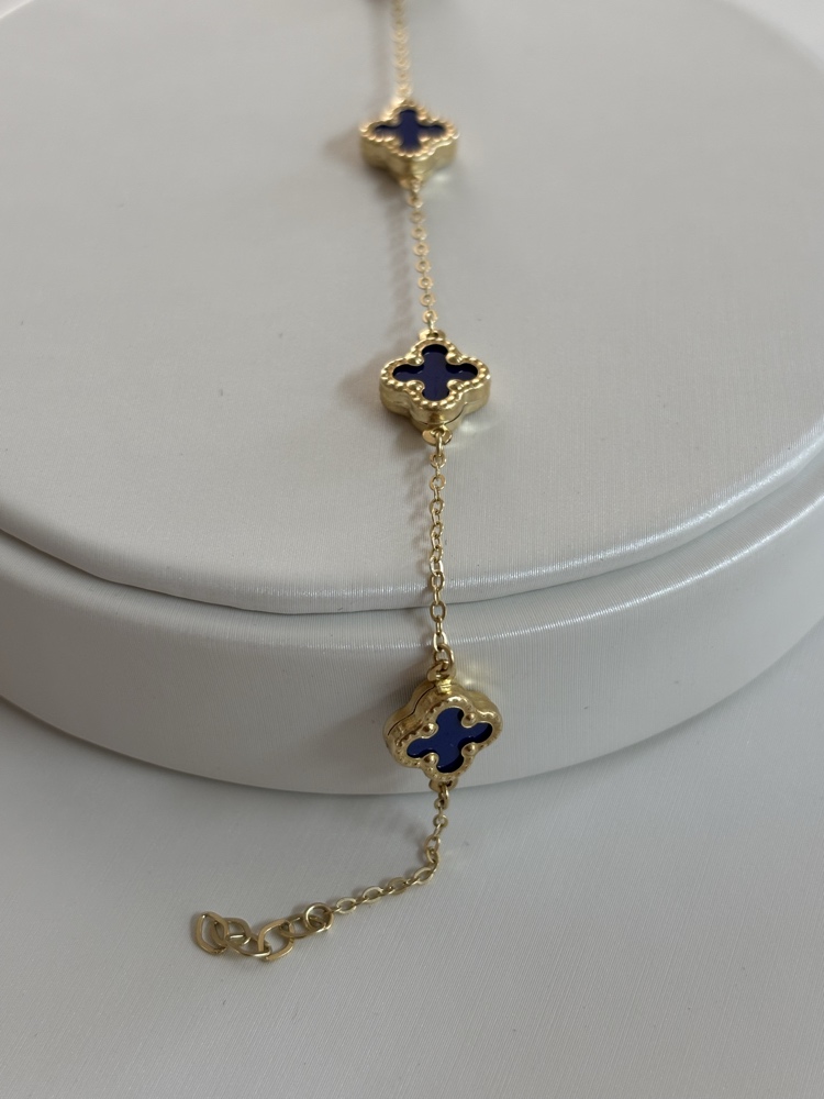 צמיד זהב צהוב 14K משובץ 5 תלתני מזל בכחול עמוק ויוקרתי