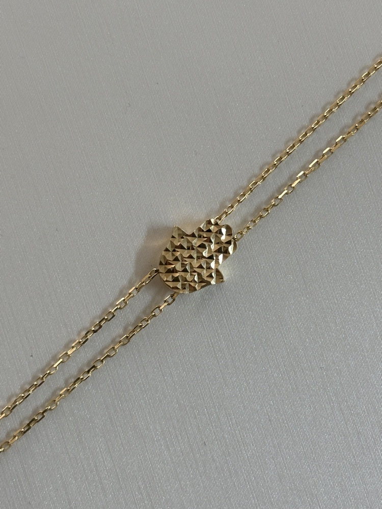 צמיד זהב צהוב 14K עדין עם תליון חמסה בחיתוכי לייזר