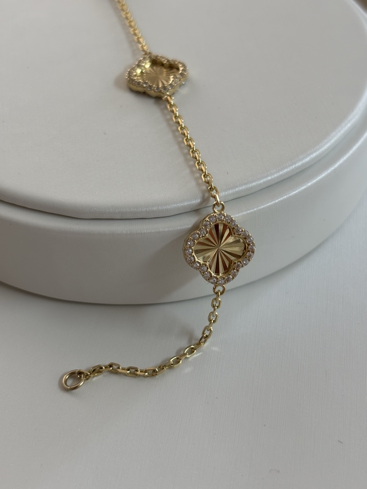 צמיד זהב צהוב 14K עם 3 תלתני מזל משובצים במסגרת אבנים