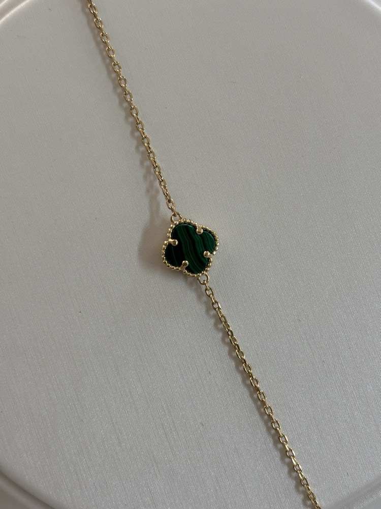 צמיד זהב צהוב 14K עם תליון תלתן מזל בירוק עמוק