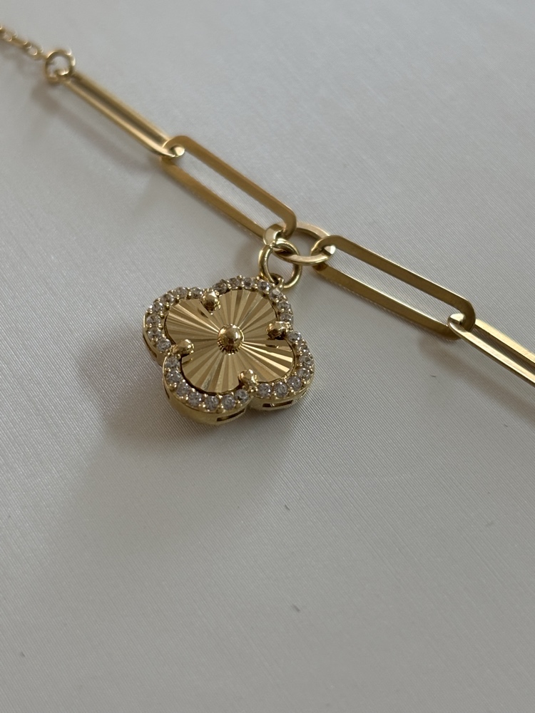 צמיד זהב צהוב 14K עם תליון תלתן משובץ וחוליות פייפרקליפ