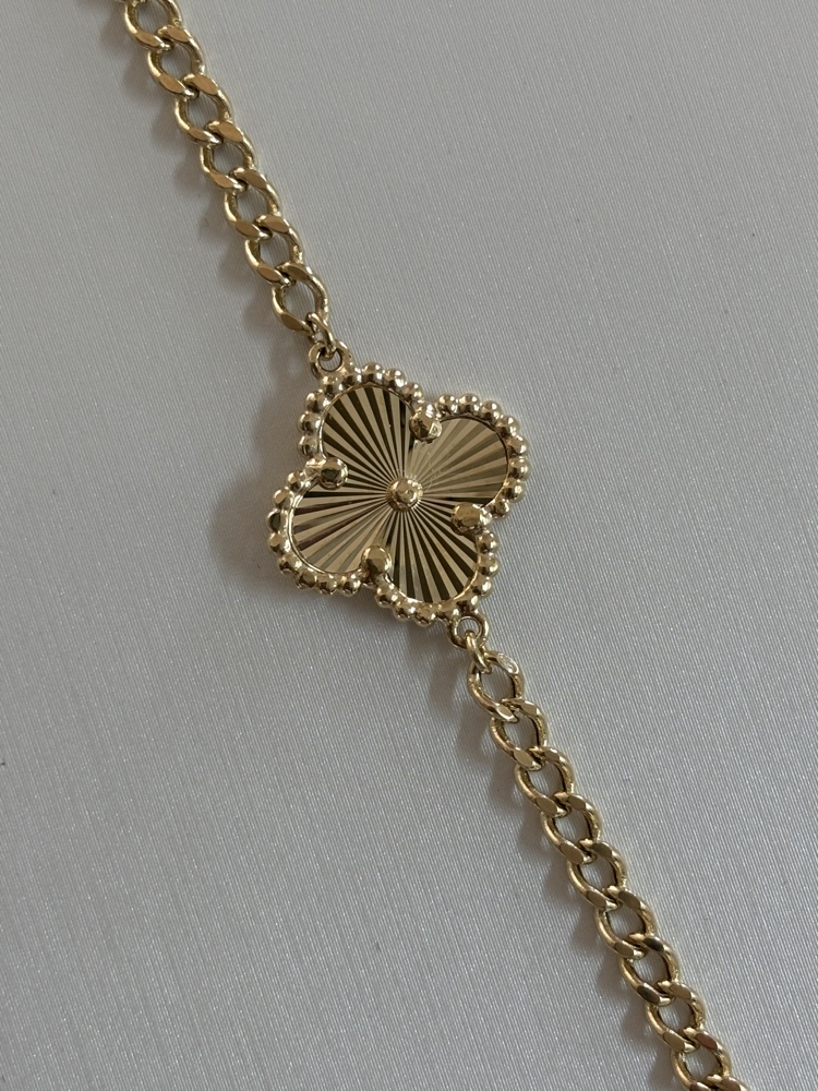 צמיד זהב צהוב 14K פתוח בעיצוב טיפות משובץ אבנים נוצצות