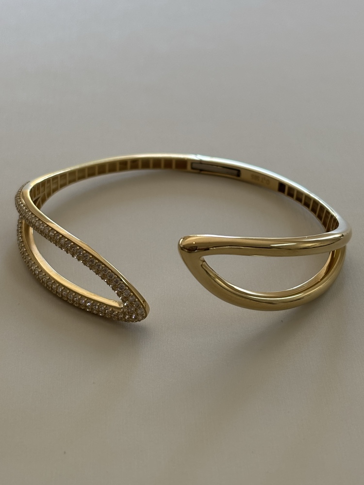 צמיד זהב צהוב 14K קשיח בעיצוב אסימטרי יוקרתי משולב שיבוץ אבנים דגם Lara Curve