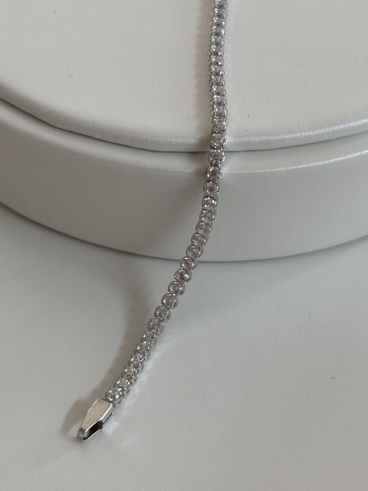 צמיד טניס זהב לבן 14K משובץ אבנים בעיצוב קלאסי ויוקרתי