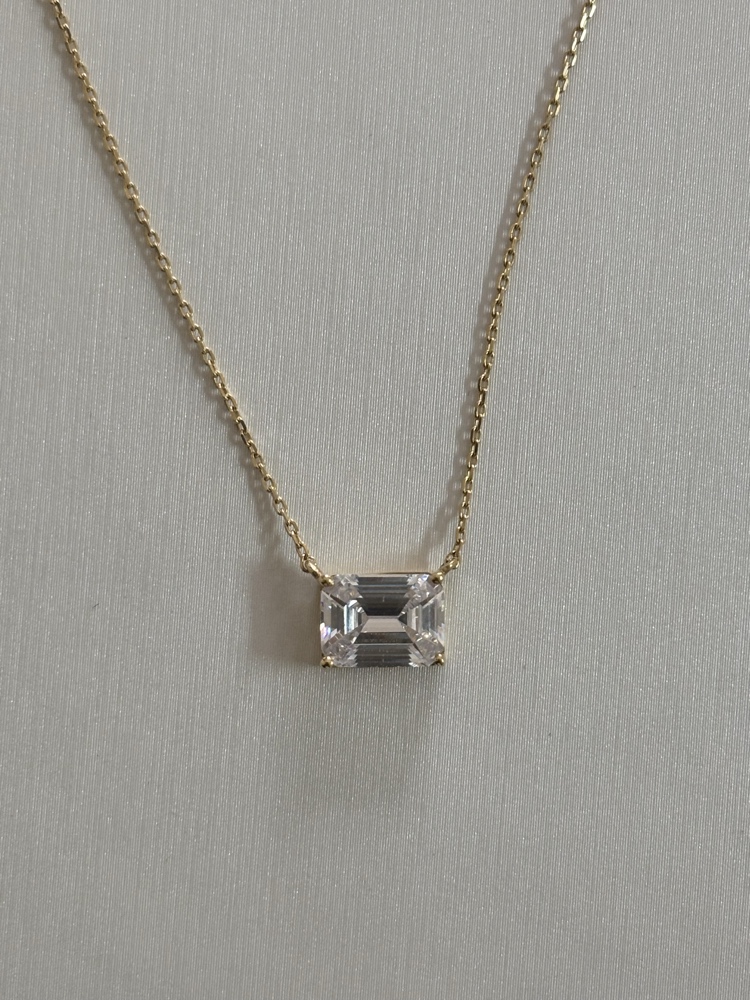 שרשרת זהב צהוב 14K עם תליון אבן נוצצת בחיתוך אמרלד1