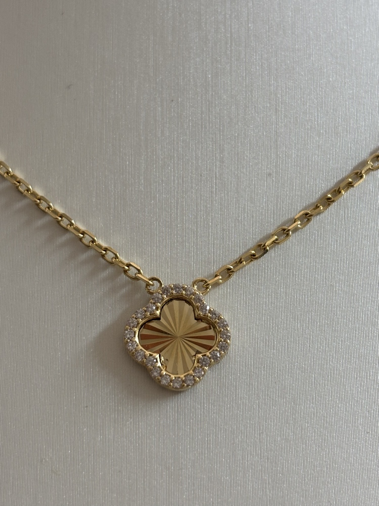 שרשרת זהב צהוב 14K עם תליון תלתן מזל משובץ ועיטור לייזר1