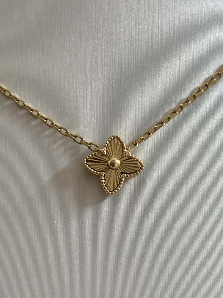 שרשרת זהב צהוב 14K עם תליון תלתן1